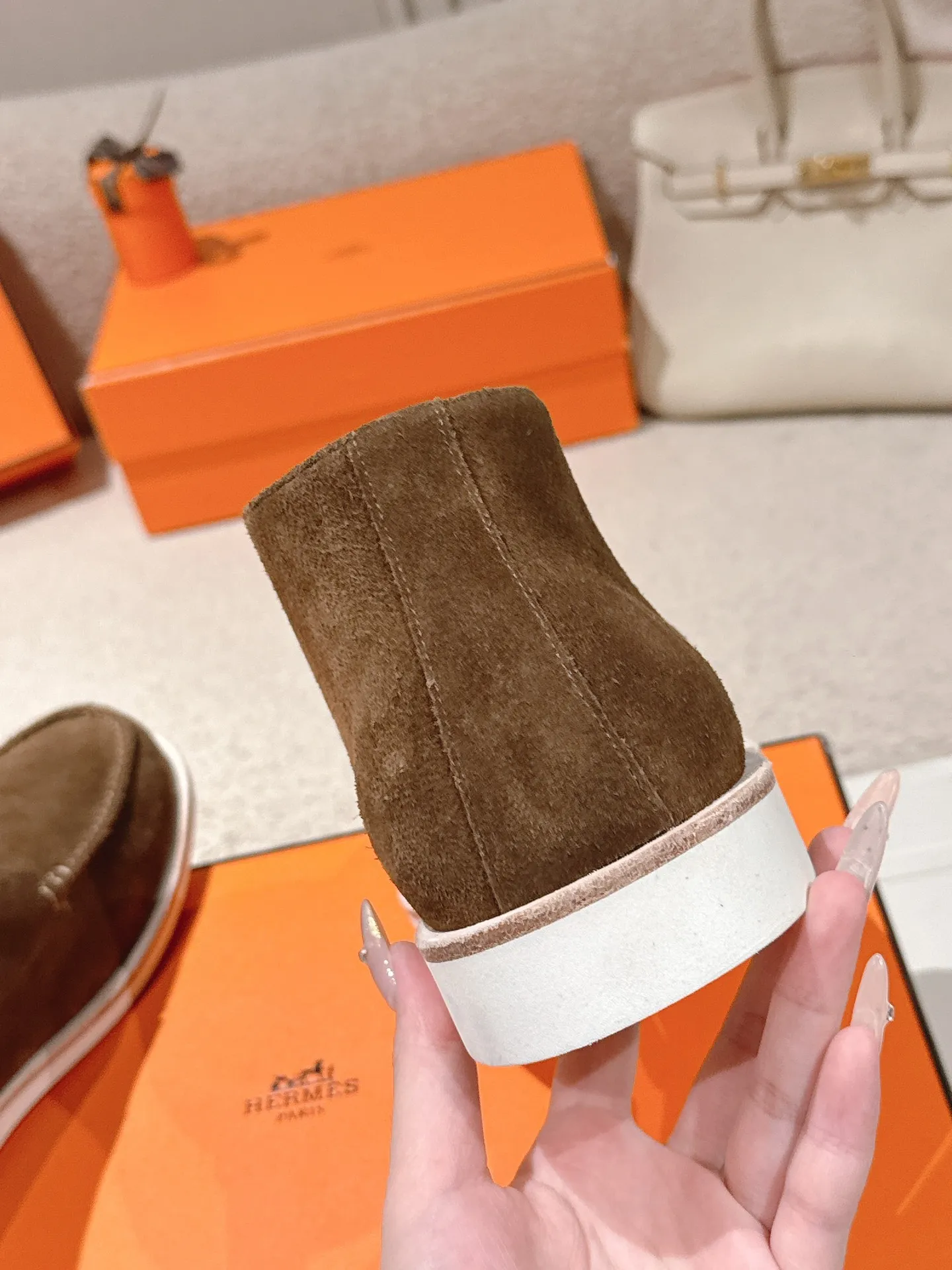 Men's Men's Shoes 660💰 Hermes men's size #26ss calfskin derby shoes, decorated with signature "H Diamant" details for a stylish and casual style. Fabric: Cow suede Lining: Mixed sheep lining Outsole: Genuine leather welt + original TPU Bottom thickness: 3CM Code number: 39-45 (customized at 46.47)